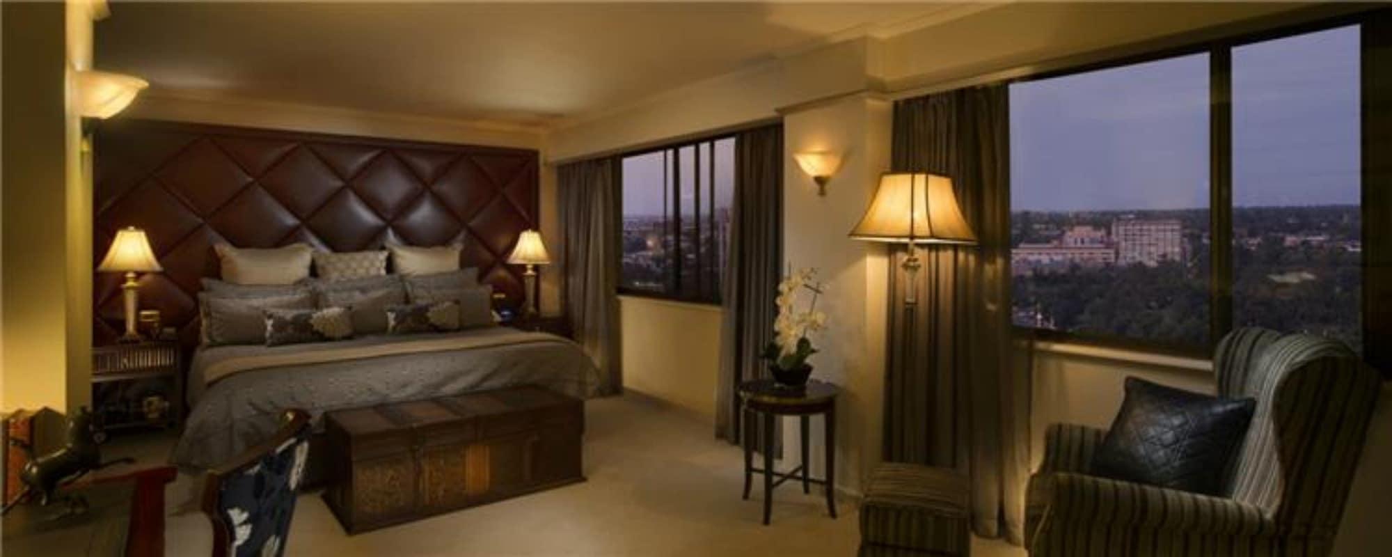 Stamford Plaza Adelaide Hotel Buitenkant foto A bedroom at the Ritz-Carlton