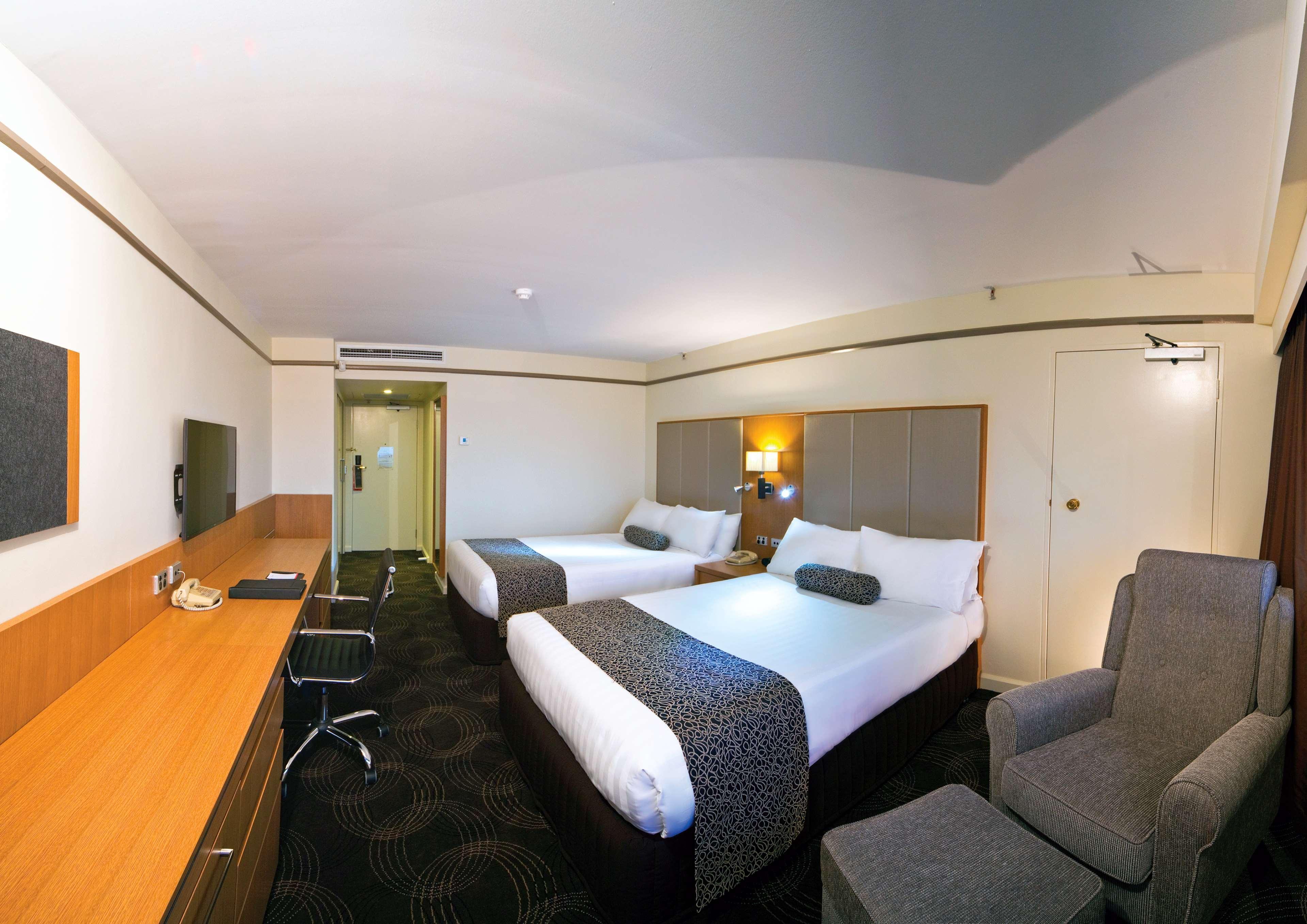 Stamford Plaza Adelaide Hotel Buitenkant foto A typical room at the hotel