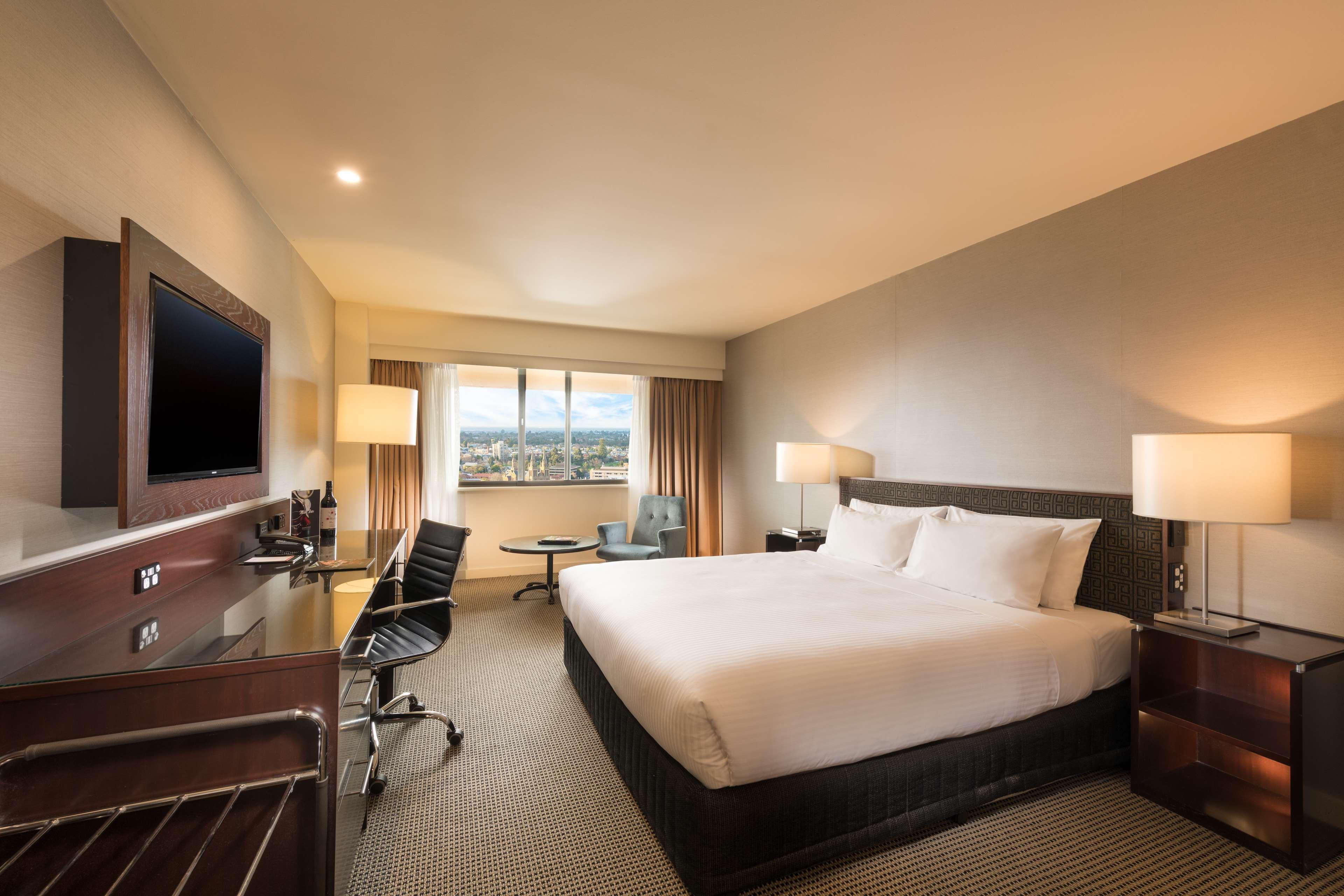 Stamford Plaza Adelaide Hotel Buitenkant foto A guest room at the Hilton San Francisco