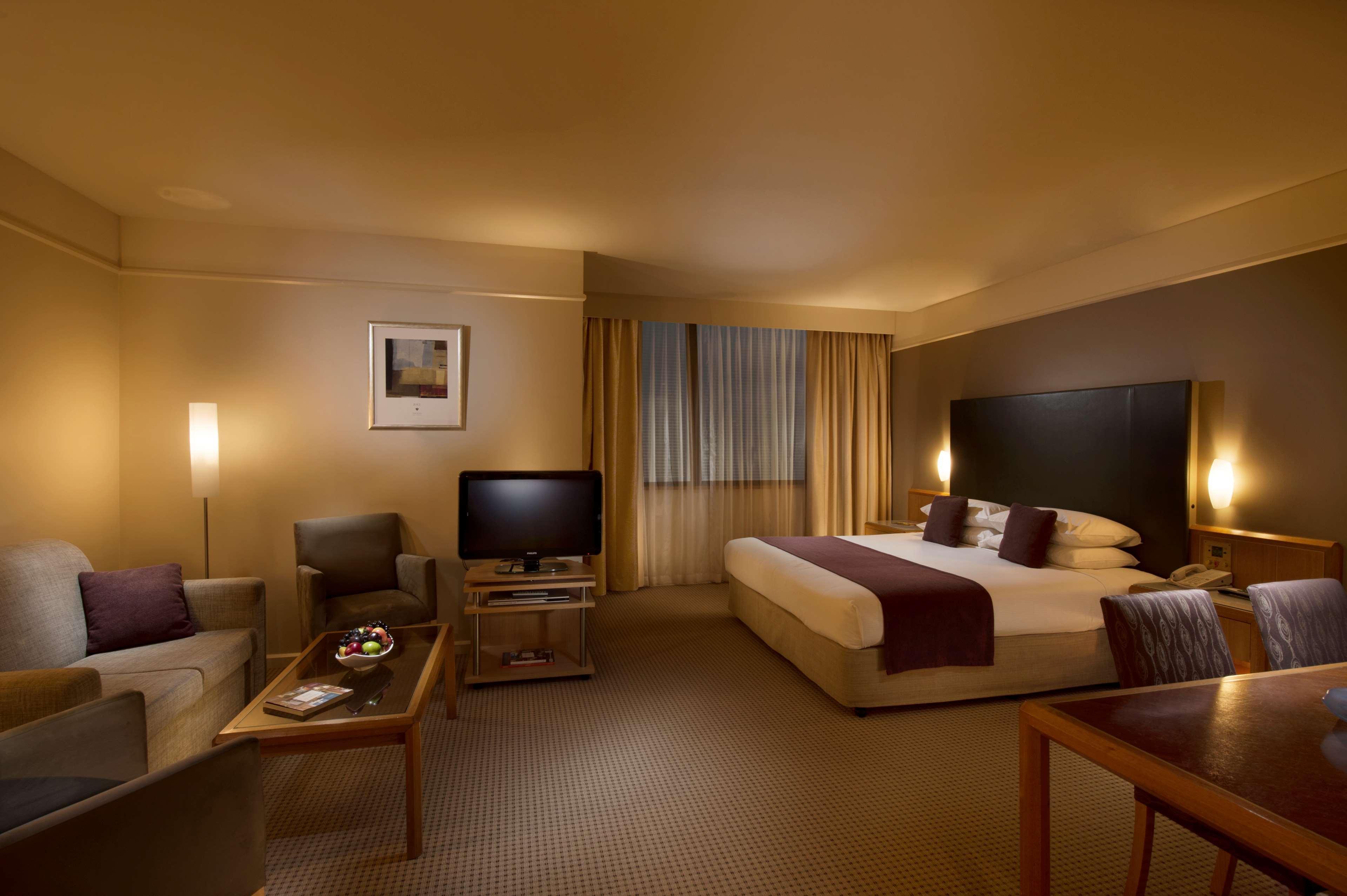 Stamford Plaza Adelaide Hotel Kamer foto A suite at the Crowne Plaza Hotel, Parramatta, Australia