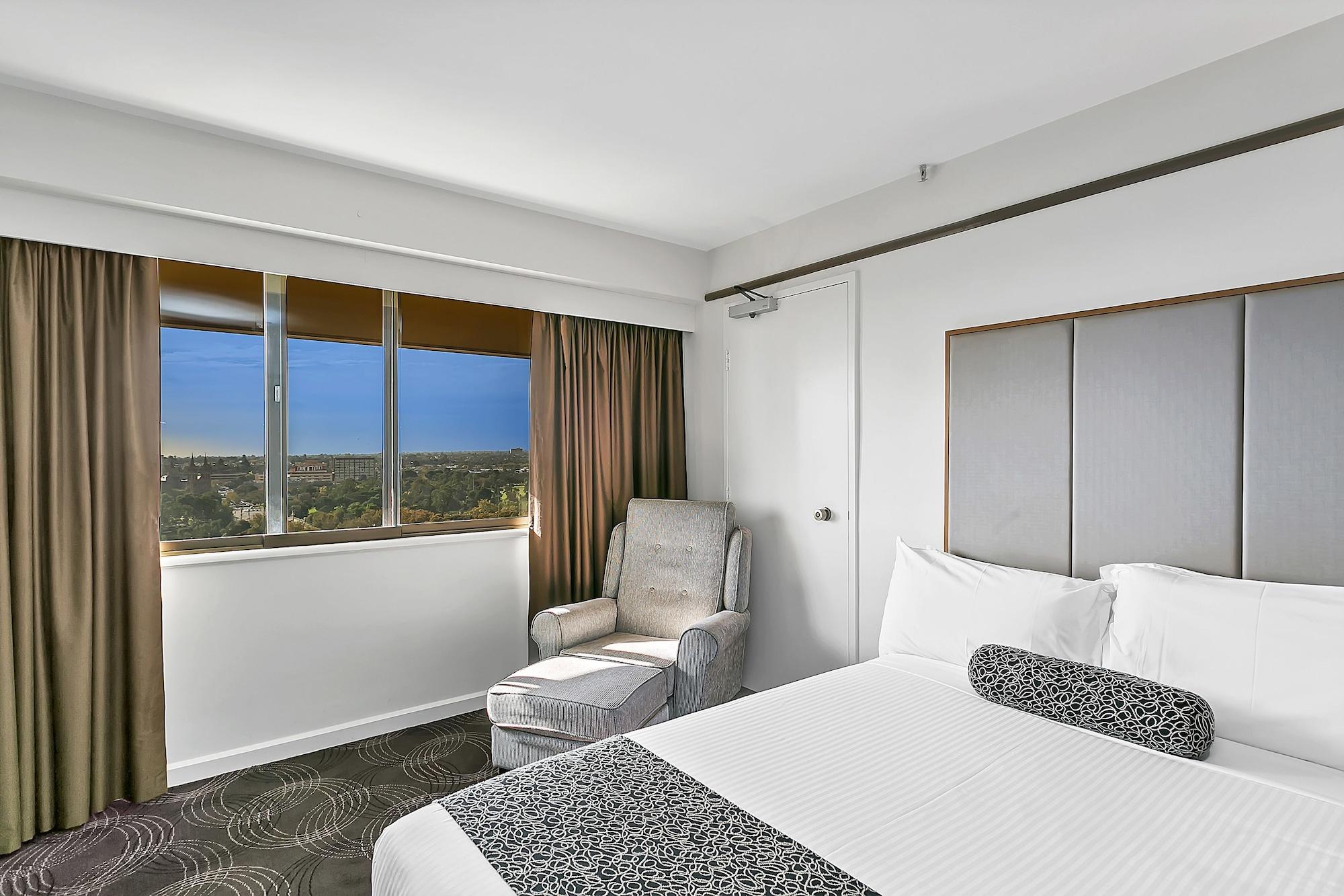 Stamford Plaza Adelaide Hotel Buitenkant foto A room at the hotel