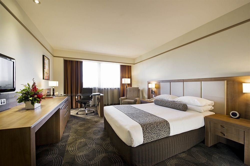 Stamford Plaza Adelaide Hotel Buitenkant foto A room at the hotel