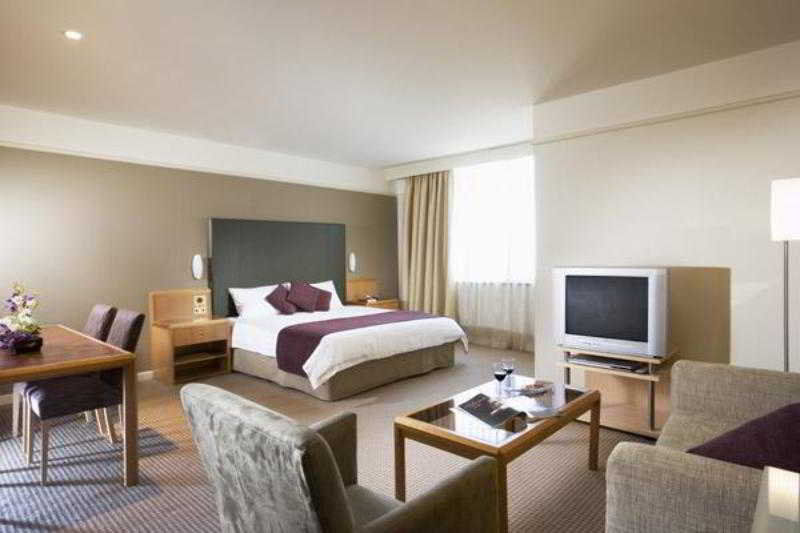Stamford Plaza Adelaide Hotel Kamer foto A suite at the Hilton London Heathrow