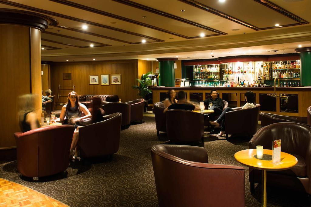 Stamford Plaza Adelaide Hotel Buitenkant foto The bar at the hotel